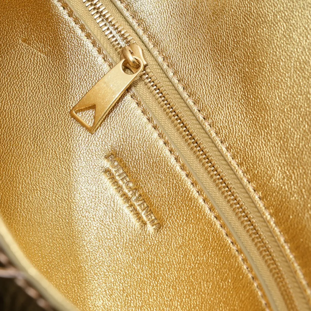 Batch 1480 Bottega Veneta's new style 🆕 mini andiamo bag is so pretty. The dark brown color is very versatile. It is high-end and casual and sexy. Andiamo is not only a commuter bag 🥰 It can be worn cross-body and hand-held, and it is no problem to match it with evening wear. It can be matched with clothes casually, showing high-end elegance. Style number: 5545 Size: 21.5*13*4.5cm